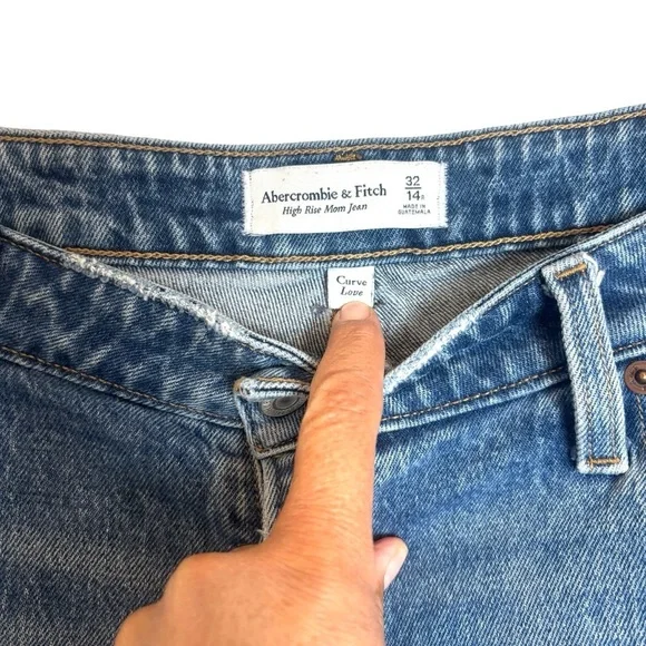 Abercrombie & Fitch Curve Love High Rise Mom Jean Distressed  Cropped Size 14 - Picture 3 of 7